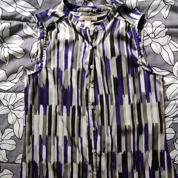 Banana Republic. New with out tags, sleeveless button-down top.  Size Medium. - Picture 11 of 16